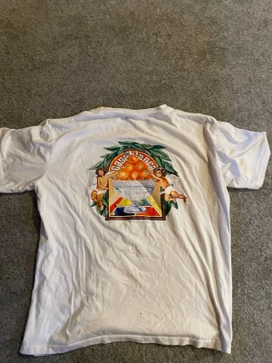 Vit Casablanca T-shirt  - Säljer en vit Casablanca T-shirt i storlek M/S. Hör av er vid frågor! 