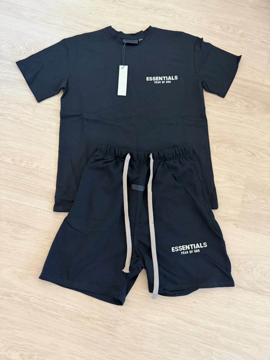 Svart Essentials t-shirt från Fear of God
