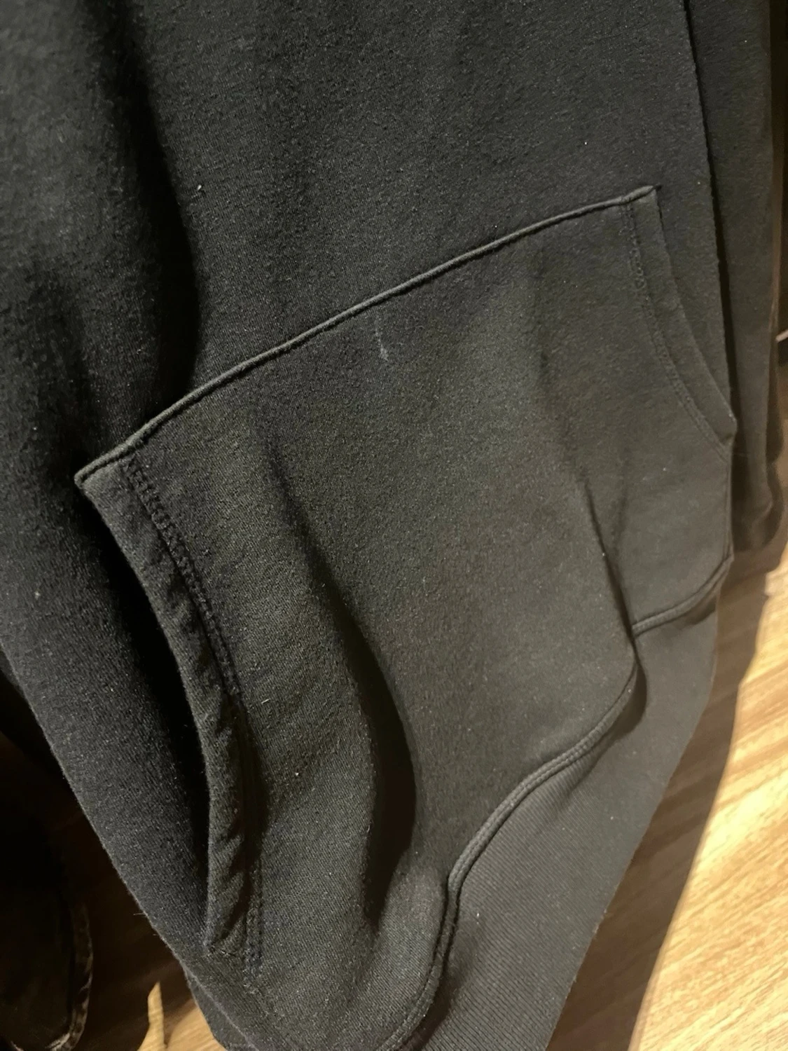 Svart basic hoodie med Känguruficka - 3