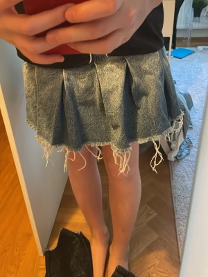 Jeans kjol - Snygg jeans kjol som är coolt sliten där nere! Älskar så mycket jättefin. Kan diskutera pris