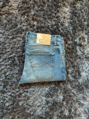 Jacob Cohen jeans  - Ljusblå jeans från Jacob Cohen med lagade slitningar. 31/31 midja 43cm ytterbenlängd 101cm. Modellen är 72kg 183cm