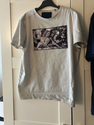 Limitato t shirt - Riktigt fet t shirt från märket limitato. Tröja tillverkas inte längre vilket gör den extra eftertraktad!