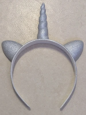 Glittrigt enhörningsdiadem  - Diadem med glitter, format som ett enhörningshorn och två öron. Perfekt för att sticka ut på temafester eller bara för att addera lite magi till din look.