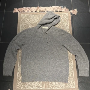 Grå Kashmir Hoodie från Sayless - Grå Kashmir Hoodie från Sayless, riktigt skön. Den är i storlek M men skulle mer säga att den passar S  och XS. Passar till det mästa så den är väldigt prisvärd, skriv vid funderingar!