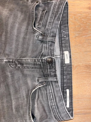 Esprit jeans - Säljer ett par gråa esprit jeans i storlek 29/34. Lite schysstare grå färg med ljusare fades. Skriv vid minsta lilla fråga !