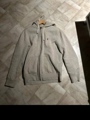 Polo Ralph Lauren zip - Beige Ralph Lauren zip i fint skick. Storlek M kan passa S