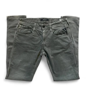 Replay grå jeans - Snygga grå jeans från Replay Anbass i toppskick! Byxorna har inga defekter. Pris är inte hugget i sten. Skriv vid minsta fundering!