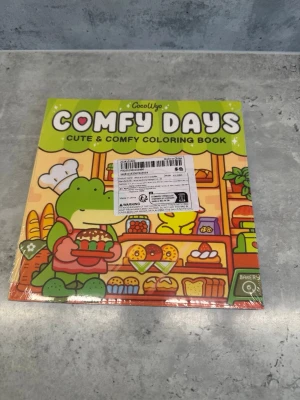 Comfy Days Målarbok - Coco Wyo - ny & inplastad - Målarboken Comfy Days av Coco Wyo. Helt ny och fortfarande inplastad.  En mysig och populär målarbok med lugna, cozy motiv – perfekt för avkoppling och kreativ stund. Passar både vuxna och äldre barn.