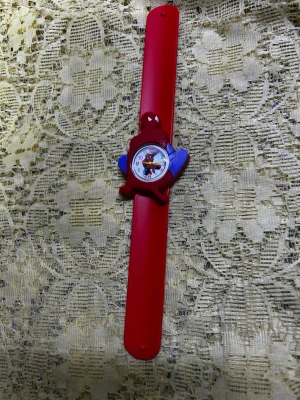 Färgglad slap-on barnklocka - Rolig slap-on klocka för barn med färgglada band i rött och grönt. Urtavlan sitter i ett rött och blått plastskal format som en figur. Perfekt accessoar för dig som vill ha något lekfullt och unikt på handleden. 109kr/st 