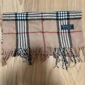 Burberry halsduk - Schysst Burberry halsduk. Till dig som vill ha en stil som sticker ut. Inga defekter alls, Först till kvarn får bäst pris. (Pre order)