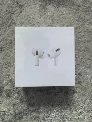 AirPods Pro - Ett par oöppnade AirPods Pro gen 1. Bluetooth funkar, okej ljudkvalitet och noise canceling + andra funktioner funkar även👍. Hör gärna av er vid frågor om t.ex. pris eller annat!