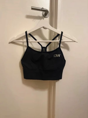 Svart sport-bh ICANIWILL strlk XS - Svart sport-BH från ICANIWILL (ICIW), storlek XS 💕 Justerbara axelband, knappt använd så mycket bra skick. Kommer från rökfritt och djurfritt hem☺️