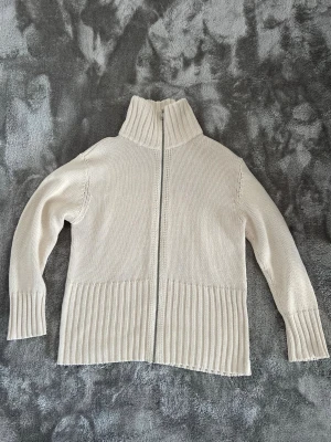 Beige stickad ziptröja ES DESIGN - Beige stickad tröja med dragkedja från ES DESIGN. Lite fläckar på kragen inuti kolla bild tre💓💓