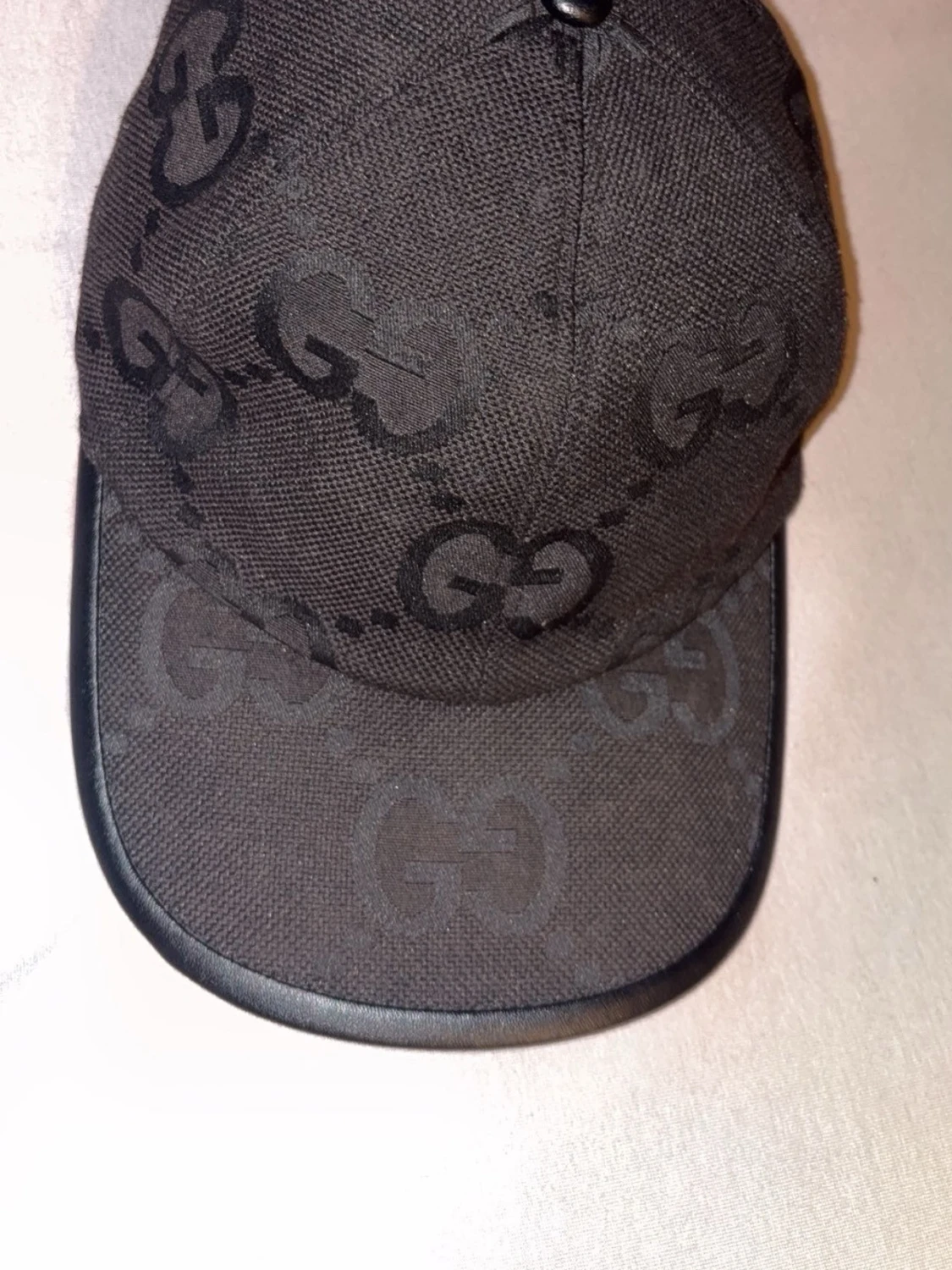 Svart keps från Gucci med GG-mönster