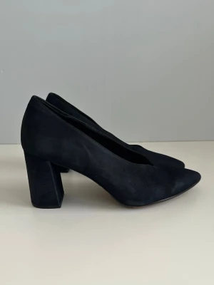 Michael Kors pumps i äkta läder, 40 - Eleganta navy / marinblå / svarta pumps från Michael Kors i storlek 40 i äkta mocka / skinn / läder. Klassisk spetsig tå och en bekväm blockklack. Mycket gott skick, som nya! Nypris 1900:-.  Skickas mot porto eller hämtas i Stockholm. 