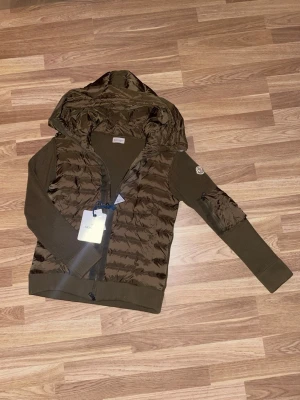 Moncler cardigan olivgrön - Tjena😊 Säljer en fet cardigan som är väldigt fräsch och perfekt nu inför våren! Den har nfc och är väldigt snygg🤗 Skriv gärna om ni har några funderingar!