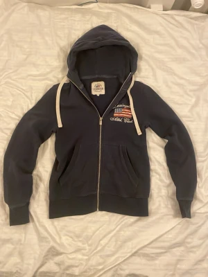 Lexington hoodie  - Riktigt fet hoodie från Lexington. Bra skick och väldigt stilren. Storlek S och passar som bäst om du är mellan 170-180. 