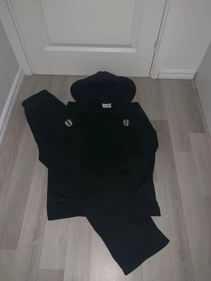 Black tracksuit - Svart zipup med en svart baggy joggers perfekt för våren