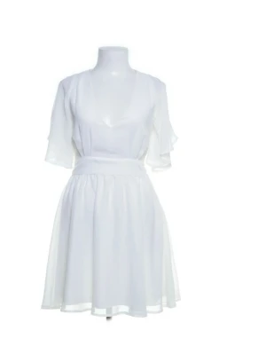 Studentklänning - Söt kortklänning med knytning baktill, perfekt till student eller sommarn allmänt. Den är ifrån Bubbleroom originellt men jag köpte den på Sellpy! Säljer eftersom den inte riktigt passade mig 🤍