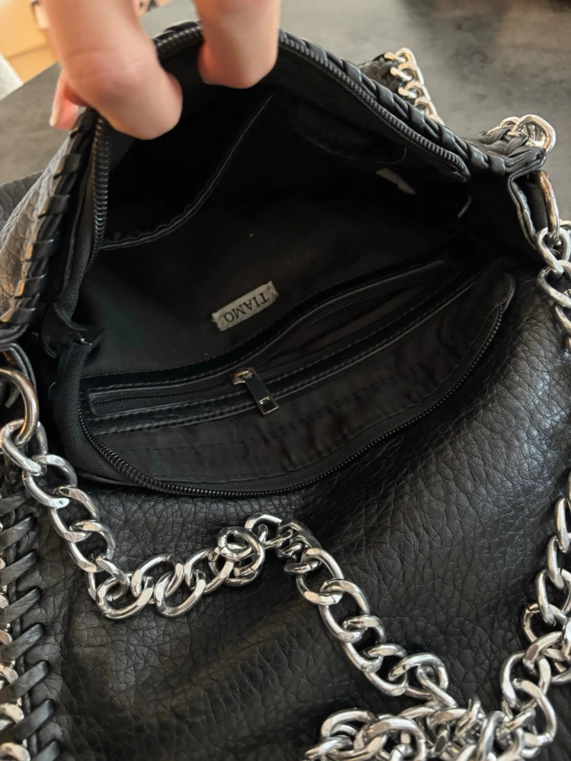 Svart kuvertväska med kedjedetaljer (från tiamo köpt på scorett) - 6