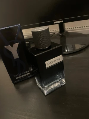 YSL parfym - YSL Y EDP i 100ml/3.3oz. Bara test används så 97-98ml+ kvar! Vid frågor kontakta!!