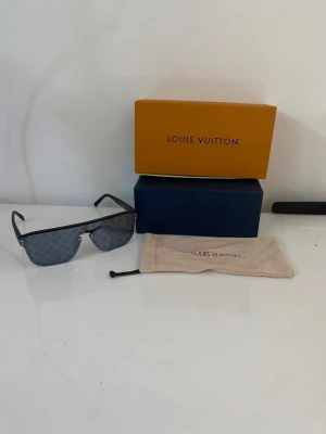 Lvglasögon - Stilrena solglasögon i nytt skick🔥, sitter perfekt och matchar alla fits. Perfekt för sommar-drip. DM vid intresse!😎