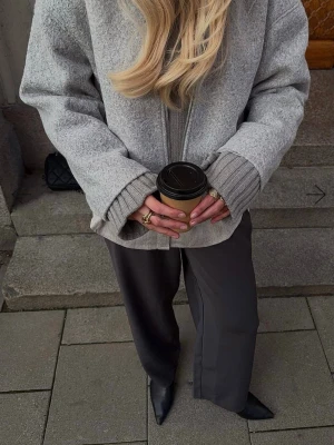 Grå kappa med dragkedja - Säljer denna sjukt snygga jacka från NA-KD som inte kommer till användning tyvärr. Har endast använts en gång så är i princip ny! Nypris 699kr