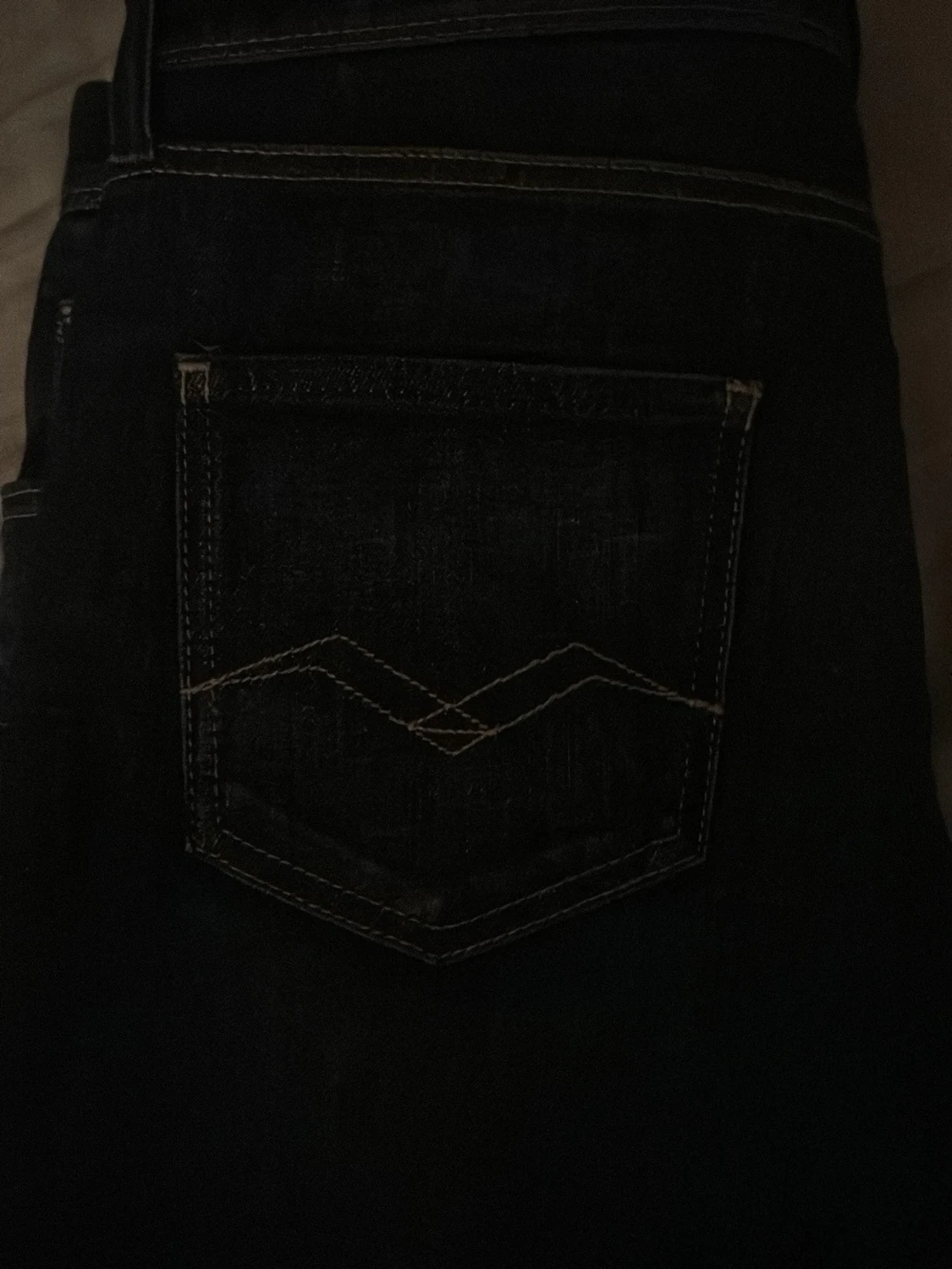 Mörkblå jeans med kontrastsöm