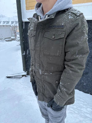 Field jacket  - Säljer nu denna riktigt feta field jacket ifrån u.s polo assn. den är helt ny/aldrig använd i storlek S-M. Nypriset ligger på 3200 och därför är detta en rejäl deal! Skriv vid frågor eller intresse, priset är Inte hugget i sten. Restore Uf