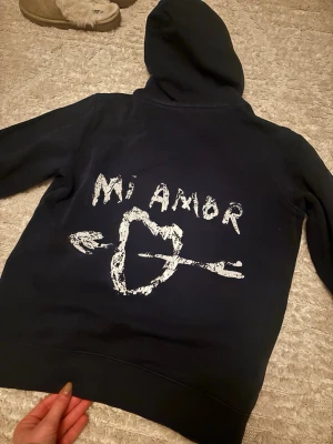Marinblå hoodie Mira Paris Mi Amor - Såååå snygg😍🥹