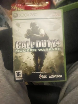 Xbox 360 spel: Call of Duty & Star Wars - Två Xbox 360-spel: Call of Duty 4: Modern Warfare med militärtema och grönt fodral, samt Star Wars: The Force Unleashed II med sci-fi och actiontema, båda i plastfodral med originalomslag. Perfekt för dig som gillar action och äventyr.