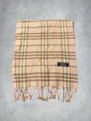 Burberry halsduk  - Burberry halsduk | skick 8,5/10 | nypris ca 4000 | färg: rosa | skriv vid frågor | MD closet