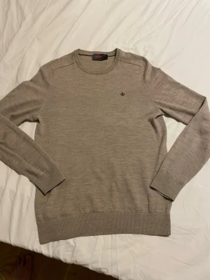 Morris Crewneck  - Crewneck från Morris i merino ull. Mycket bra skick bortsett från att lappen är lite trasig. Storlek M och i färgen sand.