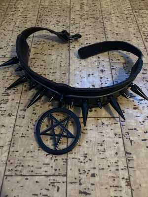 Svart nitad choker med pentagram - Cool svart choker i konstläder från killstar