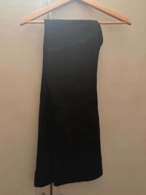 Svarta leggings med hög midja - Säljer ett par svarta leggings med hög midja. De är tighta och stretchiga, perfekta till oversized tröjor eller hoodies. Klassisk modell utan synliga detaljer eller logga. Passar dig som gillar en clean och enkel stil. 160 cm + ( mindre än 170 cm)