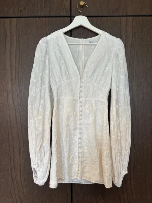 Vit adoore dress - Superfin ! Men tyvärr blivit lite för liten☹️❤️ storlek- 34 ej hunnit använda! Nyskick 