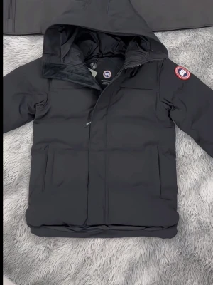 Canada goose jacka  - Säljer en Canda goose jacka size S top kvalitet bästa pris följer dustbug och tags med endast för 3499 kroner passa på och köp 