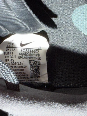 Nike Mercurial svarta fotbollsskor - Säljer ett par svarta Nike Mercurial fotbollsskor med snörning och greppvänlig sula med turkosa dobbar. Skorna har en modern, strömlinjeformad design och är tillverkade i syntetmaterial för bästa prestanda på planen. Perfekta för dig som vill ha stilrena och snabba skor.