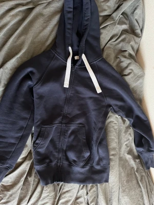 Russemerch hoodie med påse - Säljer min russemerch hoddie för att den är för liten. Fick den i julklapp och använt max 15 gånger!(pris kan diskuteras)