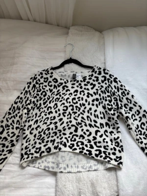 Leopardmönstrad stickad tröja H&M - Säljer en stickad tröja från H&M k storlek XS med svartvitt leopardmönster. Tröjan har rund halsringning och långa ärmar. Har bara använt några fåtal gånger och är i jättefint skick!💓💓