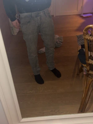 Grå raka jeans med normal midja jaken jons - Säljer ett par grå jeans med rak passform och normal midja. Jeansen har klassisk femficksdesign och stängs med dragkedja och knapp. Perfekta till en avslappnad stil och passar till det mesta. Materialet är denim i bomull. Dhit snugga köp