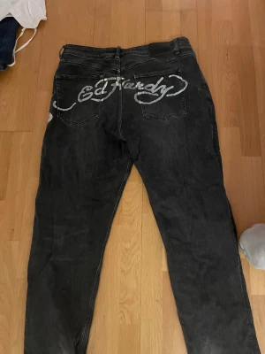 ed hardy byxor - har fått bleknings hårfärg på men kan nog lösas av någon som är bättre på sånt än vad jag varit, pris kan alltid diskuteras, skulle gissa storlek M men passar S och L också 