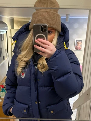 Mörkblå Fjällräven dunjacka - Men’s xs men sitter som en dam s på en tjej