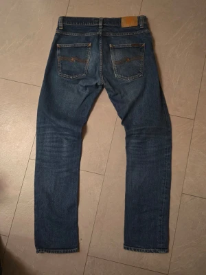Nudie jeans - Nudie jeans storlek W31/L32. Jeansen är av den populära modellen Grim Tim. Finns inga defekter osv. Skriv om du undrar något! 😄