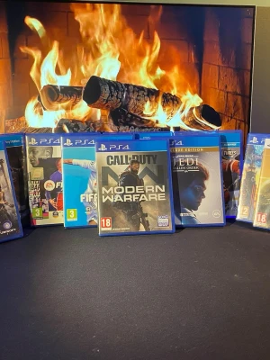 PS4 spelpaket med Call of Duty m.fl. - Säljer ett paket med flera PlayStation 4-spel, bland annat Call of Duty: Modern Warfare, FIFA, Star Wars Jedi: Fallen Order och fler. Alla spel har blå plastfodral och tydliga omslag. Perfekt för dig som vill utöka din samling med populära titlar. 10 st 