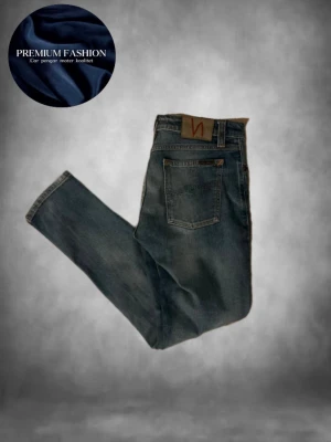 Blå jeans från Nudie  - Tjenaret! Säljer nu ett par riktigt schyssta nudie jeans k storlek 29/30. sitter bra på killen på bilden som är va 170! Mycket bra skick inga defekter! Hör av dig vid minsta fundering MVH premium fashion🤩