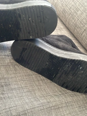 Svarta sneakers med dragkedja Axel Arigato Pris kan diskuteras - Säljer ett par svarta sneakers med chunky sula och dragkedja framtill. Skorna har en stilren design i mockaliknande material och helsvart look. Perfekta för dig som gillar en clean och modern stil.