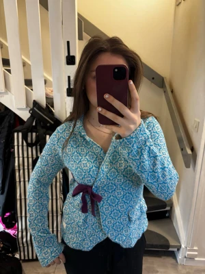 Blåmönstrad kofta från Odd Molly - Supersöt stickad kofta från Odd Molly i blått och vitt mönster. Koftan har omlottmodell med lila knytband i midjan och långa ärmar. Perfekt för lager-på-lager och har broderad Odd Molly-logga på sidan. Står ingen storlek men passar på S. Pris kan diskuteras💖