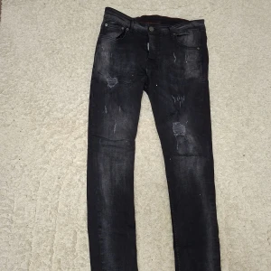 Dsquared 2 byxor - Ett par fina byxor haft de I garderobet ett bra tag vill sälja eftersom de är små på mig vilket gör att de inte passar mig de är slim och skulle passa perfekt ifall man väger 70-75kg