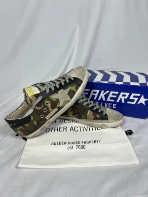 Golden Goose Superstars  - Size: 42 Skick: 9.5/10, väldigt bra skick utan defekter. Retail pris: 5000kr Ingår: Box, Dustbag, Passport (äkthetsbevis)